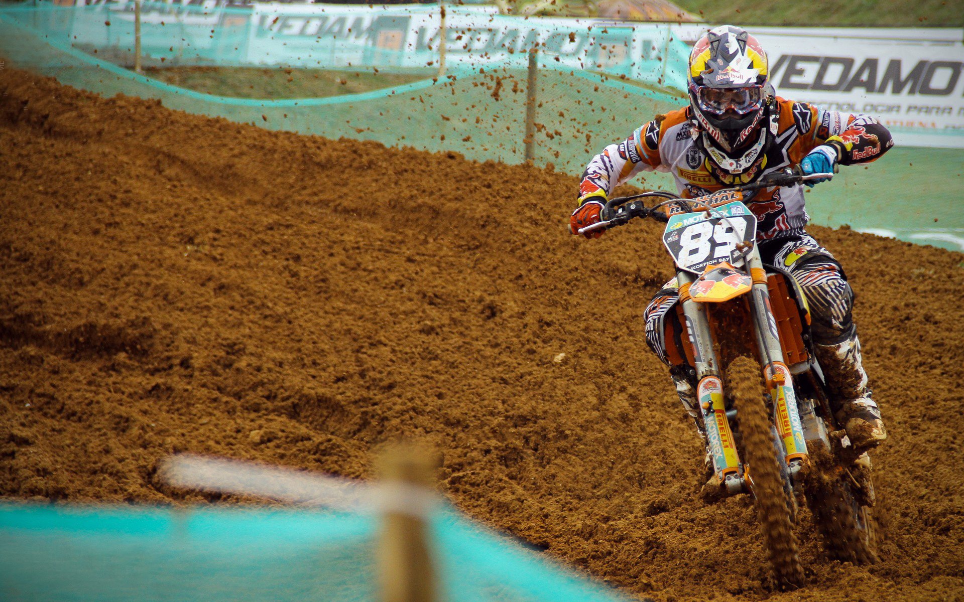 _壮丽登山:登顶喜悦与挑战并存_,壮丽山峰